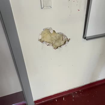 Uğur Okulları Kaloriferleri Yakmıyorlar Musluklar Kirik