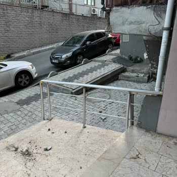 Eyüpsultan Belediyesi Bos Ve Yıkılmak Üzere Olan Bina Sorunu
