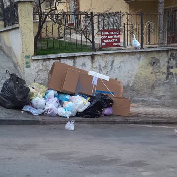 Keçiören Belediyesi Keçiören İlcesi Ayvalı Mah. 159. Caddede Çöpler Yerlerde