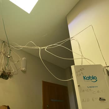 Kablo Net Düzensiz Duran Kablolar