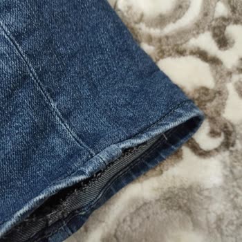 Mavi Pantolon Ayağının Kesilip Tekrar Eklenmesi