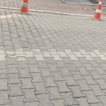İBB - İstanbul Büyükşehir Belediyesi Mahallenin Dubalar İle Kapatılması