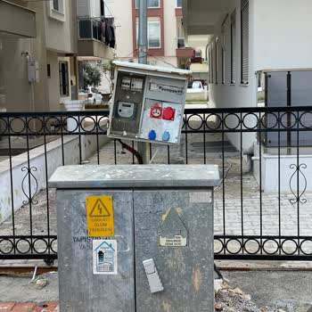Akdeniz Edaş Otopark Önündeki Elektrik Panosunu Kaldırmıyor
