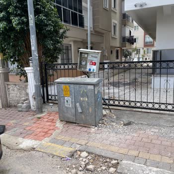 Akdeniz Edaş Otopark Önündeki Elektrik Panosunu Kaldırmıyor