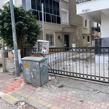 Akdeniz Edaş Otopark Önündeki Elektrik Panosunu Kaldırmıyor