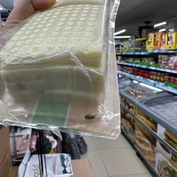 A101'de Beklenmedik Misafir: Paketteki Sinek