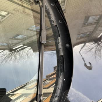 BMW 1.16i 2012 Ön Cam Fitilin Yırtılması