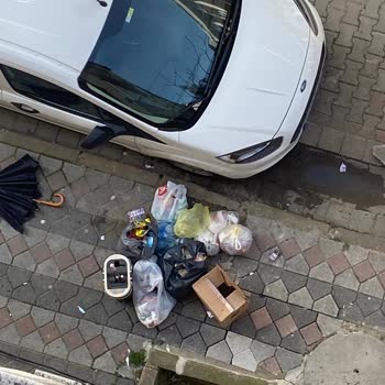 Sultangazi Belediyesi Sokak Köşelerinde Kaldırımlardaki Çöpler