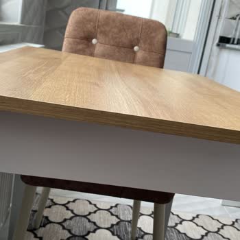 Monte Sehpa Alınan Masada Köşe De Açıklık Var