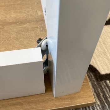 Monte Sehpa Alınan Masada Köşe De Açıklık Var