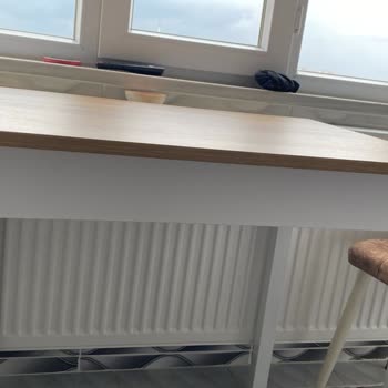 Monte Sehpa Alınan Masada Köşe De Açıklık Var