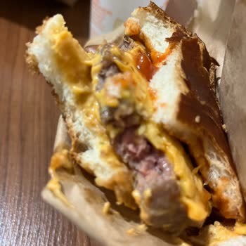 Köfteci Yusuf Çiğ Hamburger Satıyor