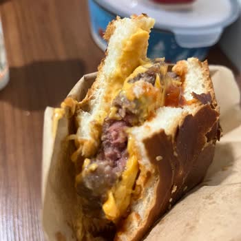 Köfteci Yusuf Çiğ Hamburger Satıyor