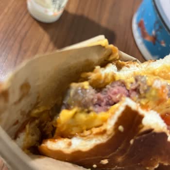 Köfteci Yusuf Çiğ Hamburger Satıyor
