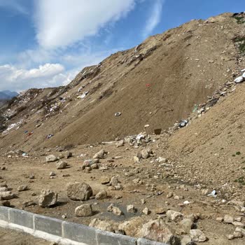 Tosya Belediyesi Tosya Mezarlığı Çöpler İçinde