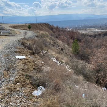 Tosya Belediyesi Tosya Mezarlığı Çöpler İçinde