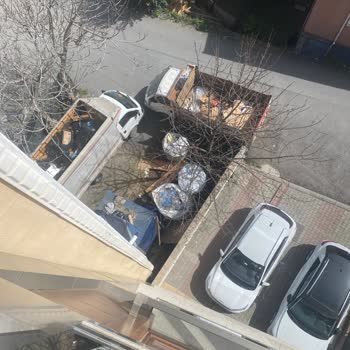 Ataşehir Belediyesi Kağıt Toplayıcıları Apartman Yanında