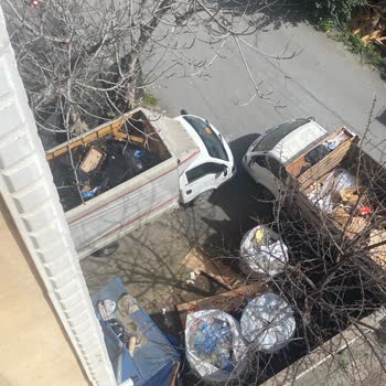 Ataşehir Belediyesi Kağıt Toplayıcıları Apartman Yanında