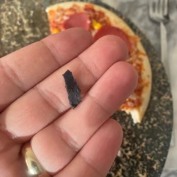 Superfresh Pizza İçindeki Plastik Parçası