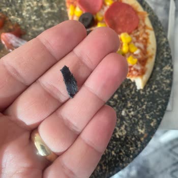 Superfresh Pizza İçindeki Plastik Parçası
