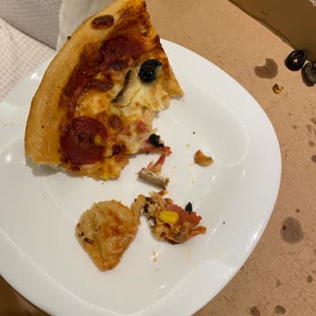 Pizza Hut Pizzadan Sigara Çıktı