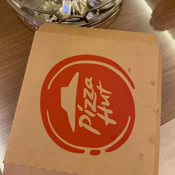 Pizza Hut Pizzadan Sigara Çıktı