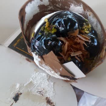 By Boyoz Fırın & Cafe Paketin İçinde Dağılmış Pasta