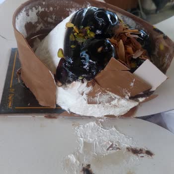 By Boyoz Fırın & Cafe Paketin İçinde Dağılmış Pasta