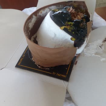 By Boyoz Fırın & Cafe Paketin İçinde Dağılmış Pasta