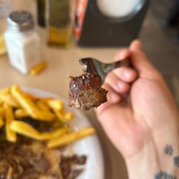 Köfteci Yusuf Sahil Şubesi Dönerden Çıkan Kıl