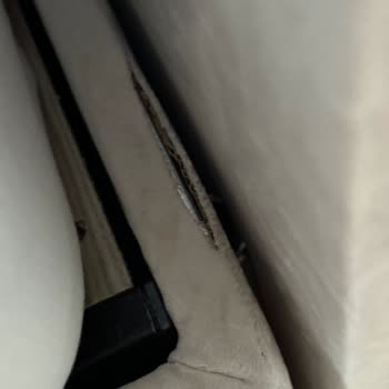 Yatsan Baza Kumaşında Kendiliğinden Oluşan Yırtık