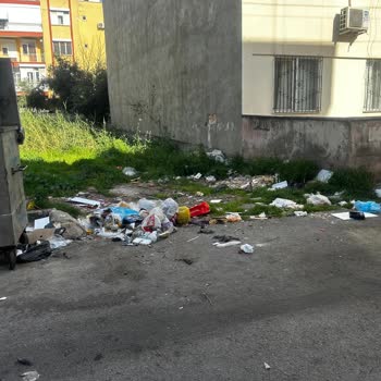 Antalya Büyükşehir Belediyesi Nahallede Temizlenmeyen Çöp