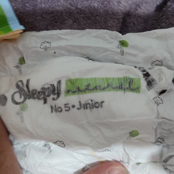 Sleepy Bebek Bezi Paketlerinin İçinden Çıkan Yırtık Bezler