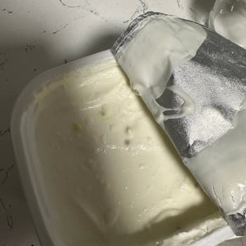 Sütaş Süzme Yoğurt Küf