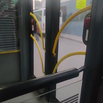 İETT - İstanbul Elektrik Tramvay Tünel Koltuğun Önündeki Tutma Yerinin Üzerine Cam Takılmalı