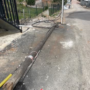 Ataşehir Ferhatpaşa Da Türk Telekom Direk Söküldü