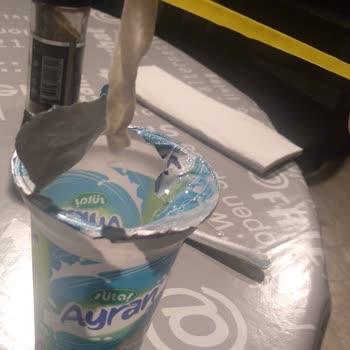 Sütaş Ayran İçinden Çıkan Kötü Kokulu Garip Bir Cisim.