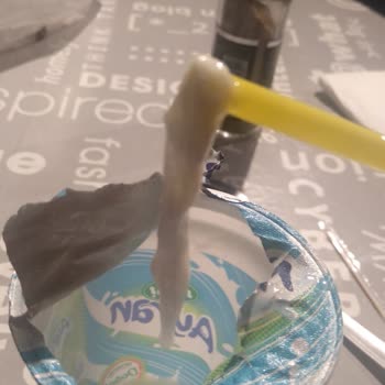 Sütaş Ayran İçinden Çıkan Kötü Kokulu Garip Bir Cisim.