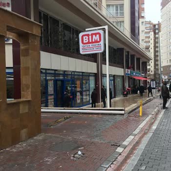 BİM Tırlarının Siteye Ait Otopark Çıkışını Ve Yolu Kapatması