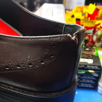 Kiğılı Ayakkabı Yırtık Ve Giyilmiş