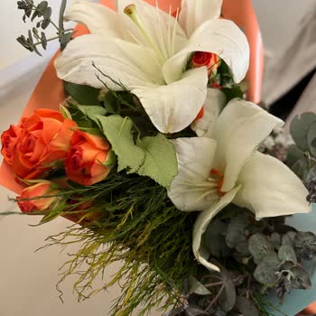 ÇiçekSepeti Fotoğraftakiyle Farklılık Gösteren Ve Solmuş Çiçek Teslimatı