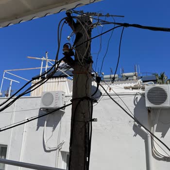 Aydem Perakende Elektrik Direği Ve Kablolar, Elle Uzanabileceğimiz Mesafede Duruyor