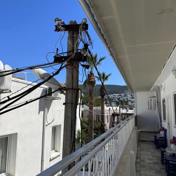 Aydem Perakende Elektrik Direği Ve Kablolar, Elle Uzanabileceğimiz Mesafede Duruyor