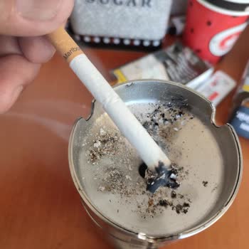 Philip Morris Uzun Marlboro Ve L&M Sigaralarındaki Odun Parçaları