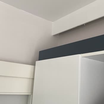 Polisan Elegans Yarı Mat Boya Duvarda Pembe Duruyor