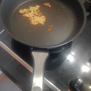 Yapışmaz Tefal 6X Titanyum Tava Yapışıyor.