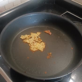 Yapışmaz Tefal 6X Titanyum Tava Yapışıyor.