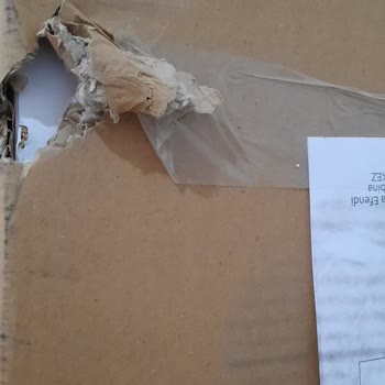 Aras Kargo Hasarlı Kargoyu Atıp Kaçtılar