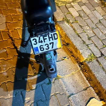 Elektrikli Plakalı Martı Scooter Park Halinde Aracıma Zarar Verdi