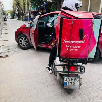 Yemek Sepeti Kuryesi Aracıma Çarpıp Kaçtı